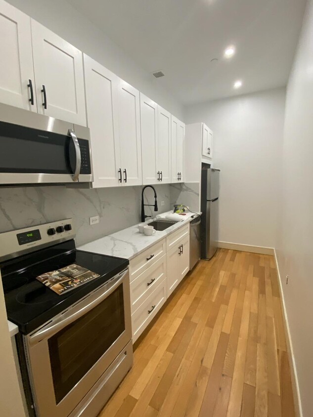 Main kitchen - 25 Leroy Pl