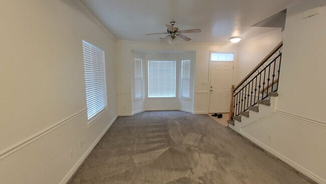 Foto del edificio - Townhome in Fantastic Springville Location