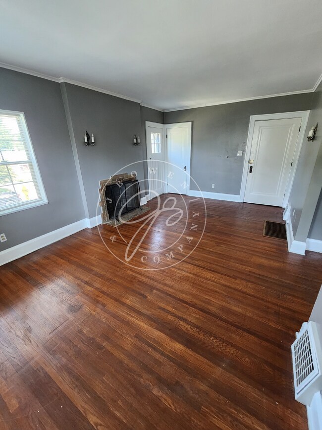 Building Photo - Charming Upper Duplex ready for you to cal...