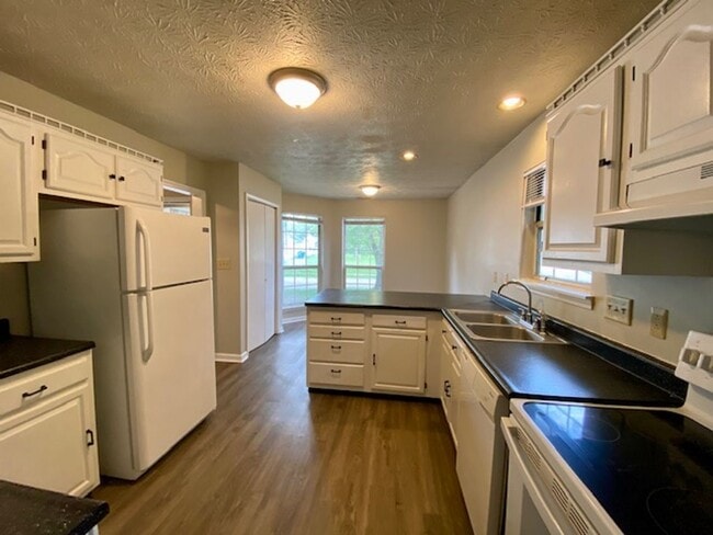 Building Photo - Must See 3 Bedroom 2 Bath Ranch in Warren ...