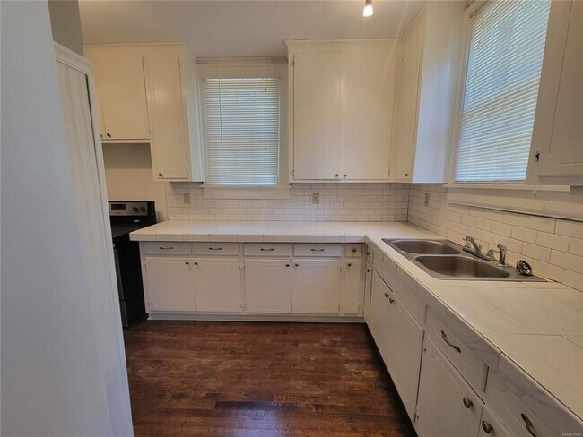 Foto del edificio - 2 Bedroom 1 Bath in Triplex in the Beautiful Garden District