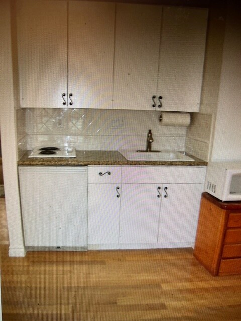 Vista de la cocina/frontal - 410 S Barrington Ave