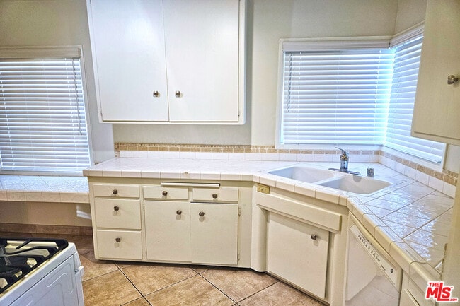 Building Photo - 9966 Glencrest Cir