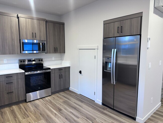 Foto del edificio - NEW 3 Bedroom near Vince Genna Stadium - Available 5/1