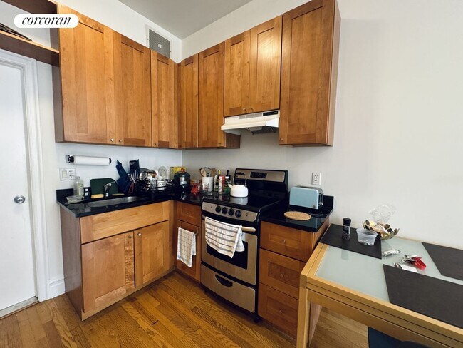Building Photo - 45 W 85th St