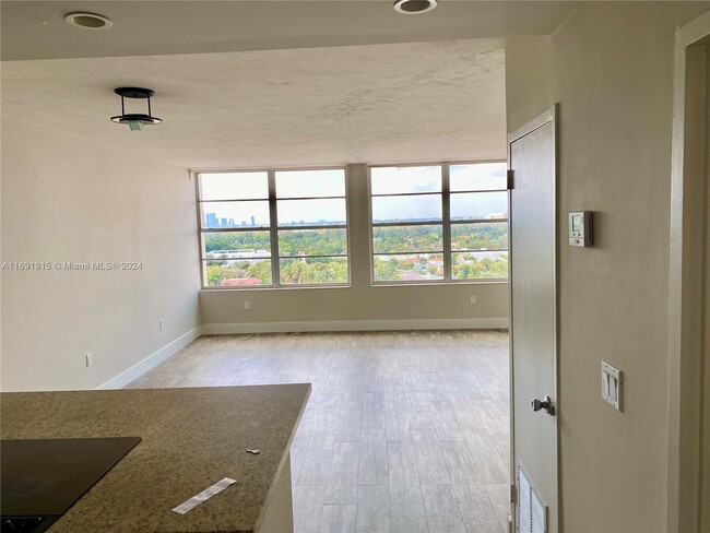 Foto del edificio - 2899 Collins Ave