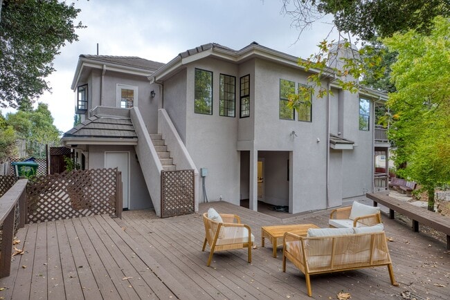 Foto del edificio - Huge house in a well desired neighborhood off of Johnson Avenue