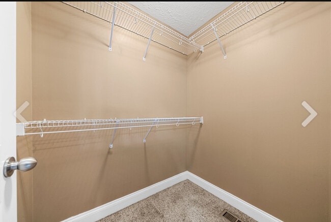 Foto del edificio - 546 Falkland Cir