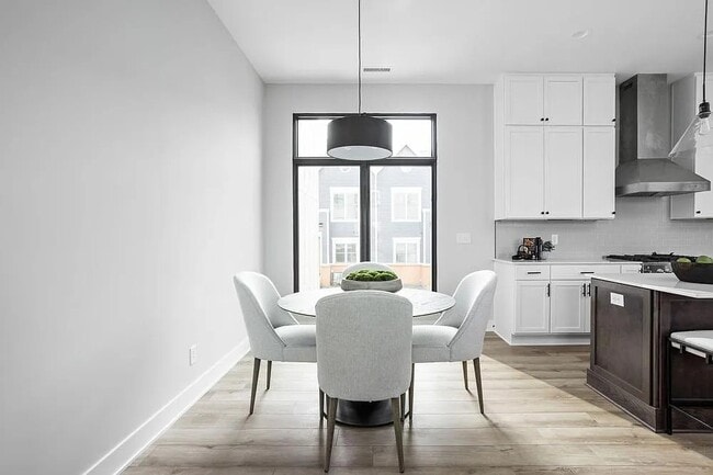 Building Photo - 705 E 16th St