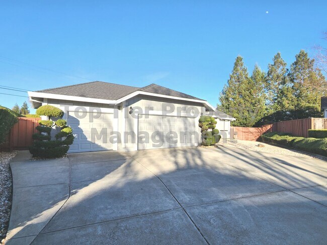 Foto del edificio - Spacious 4 Bed/2 Bath /1,970 square foot h...