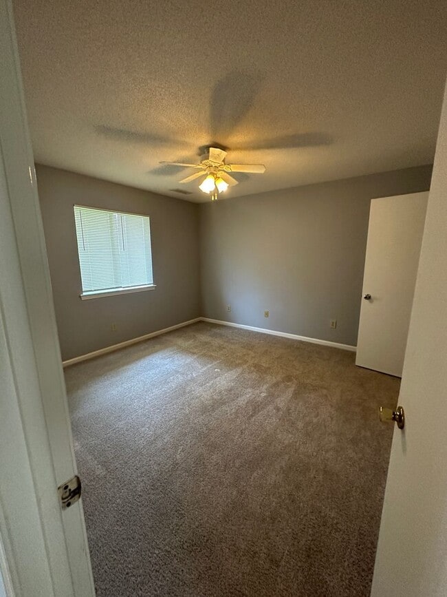 Building Photo - 50 Candlewyck
