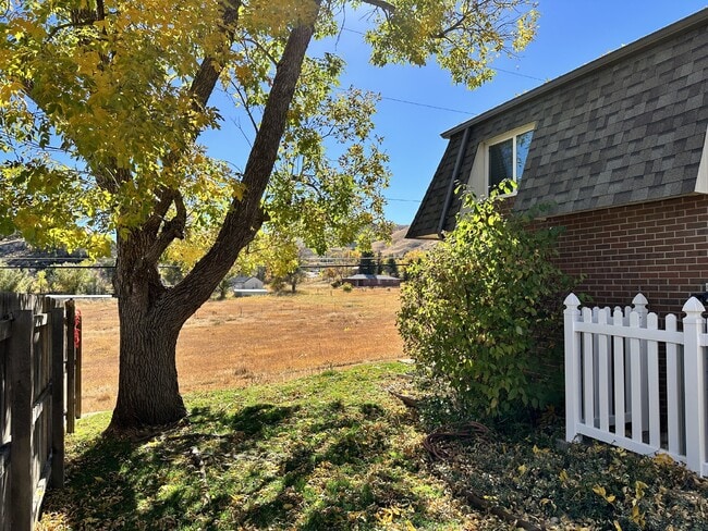 Foto del edificio - "Charming 3-Bedroom Condo with Hardwood Floors & 2 Full Baths in Golden, CO!"