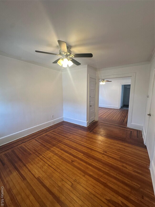 Foto del edificio - 69-29 Thursby Ave