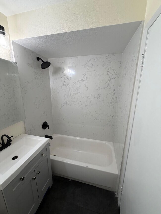 Foto del edificio - Stockton 3 Bedroom 2 Bathroom Home Solar Power
