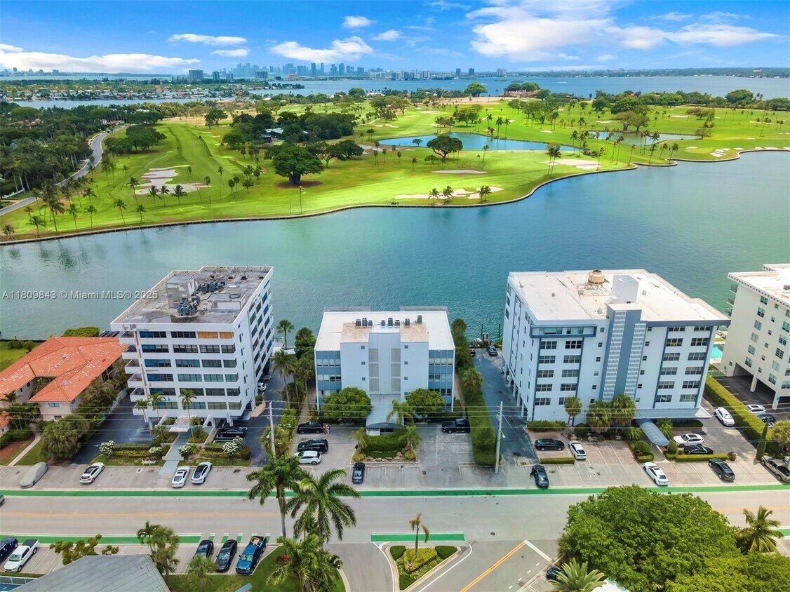 Foto principal - 9200 W Bay Harbor Dr