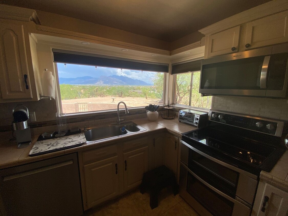 Primary Photo - 3 Bedroom 2 Bath perched on a scenic overl...