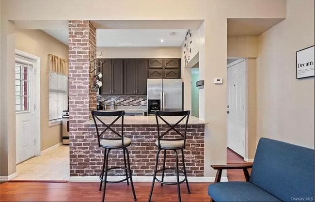 Building Photo - 951 E 221st St