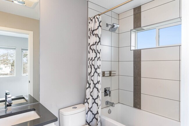 Building Photo - 5017 Delridge Way SW