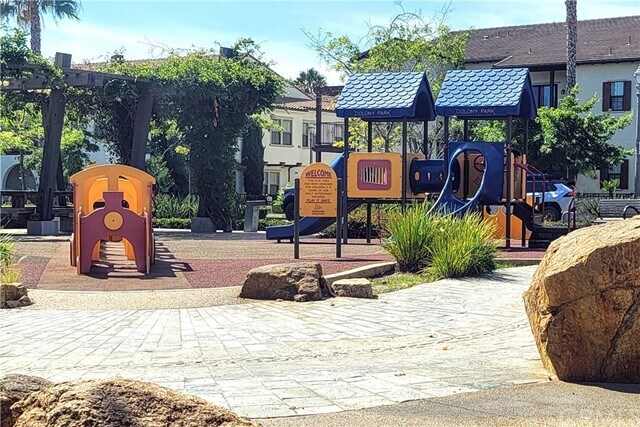 Building Photo - 651 E Valencia St