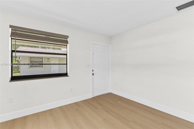 Foto del edificio - 5629 Taft St