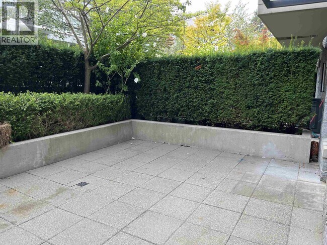 Photo du bâtiment - 6063-6063 Iona Dr