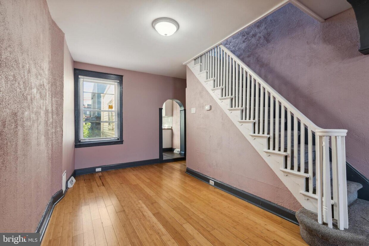 Primary Photo - 2529 E Boston St