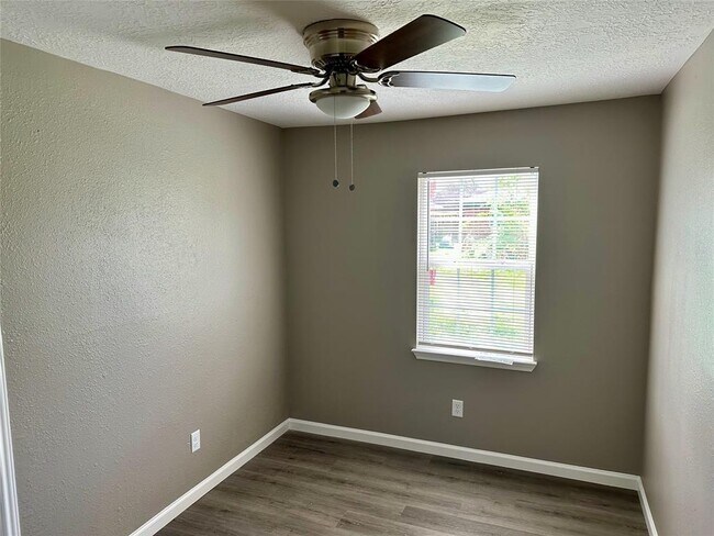 Foto del edificio - 2310 Kingsdale Dr