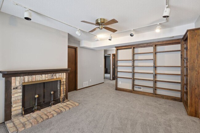 Building Photo - Lovely 4BR 2BA Townhome in Coon Rapids
