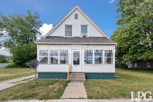 Building Photo - 3843 Peru St