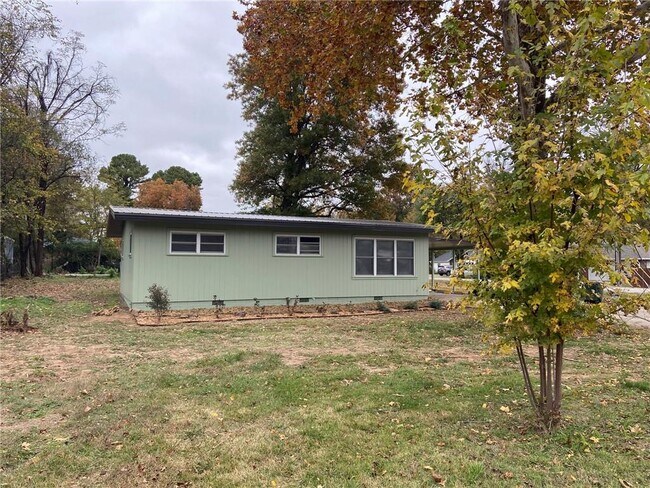 Foto del edificio - 3070 W Mt Comfort Rd