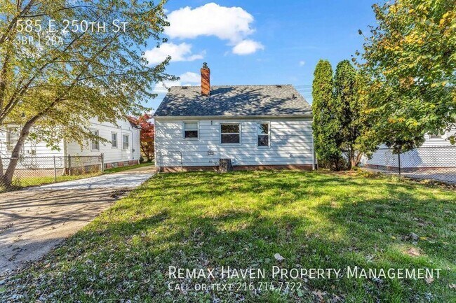 Building Photo - 585 E 250, Euclid - Spacious 3 bedrooms 1....