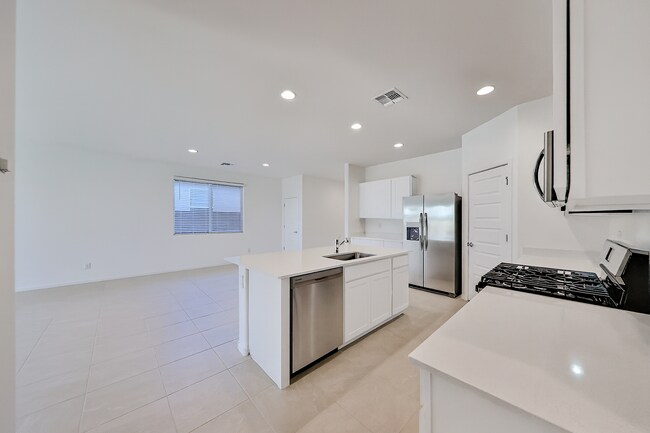 Foto del edificio - NEW 6 BEDROOM 3 BATHROOM HOME AVILABLE FOR RENT!