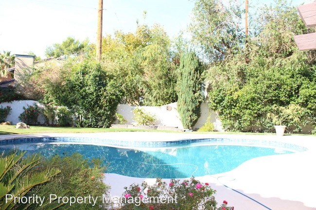 Building Photo - 3016 La Mesa Dr