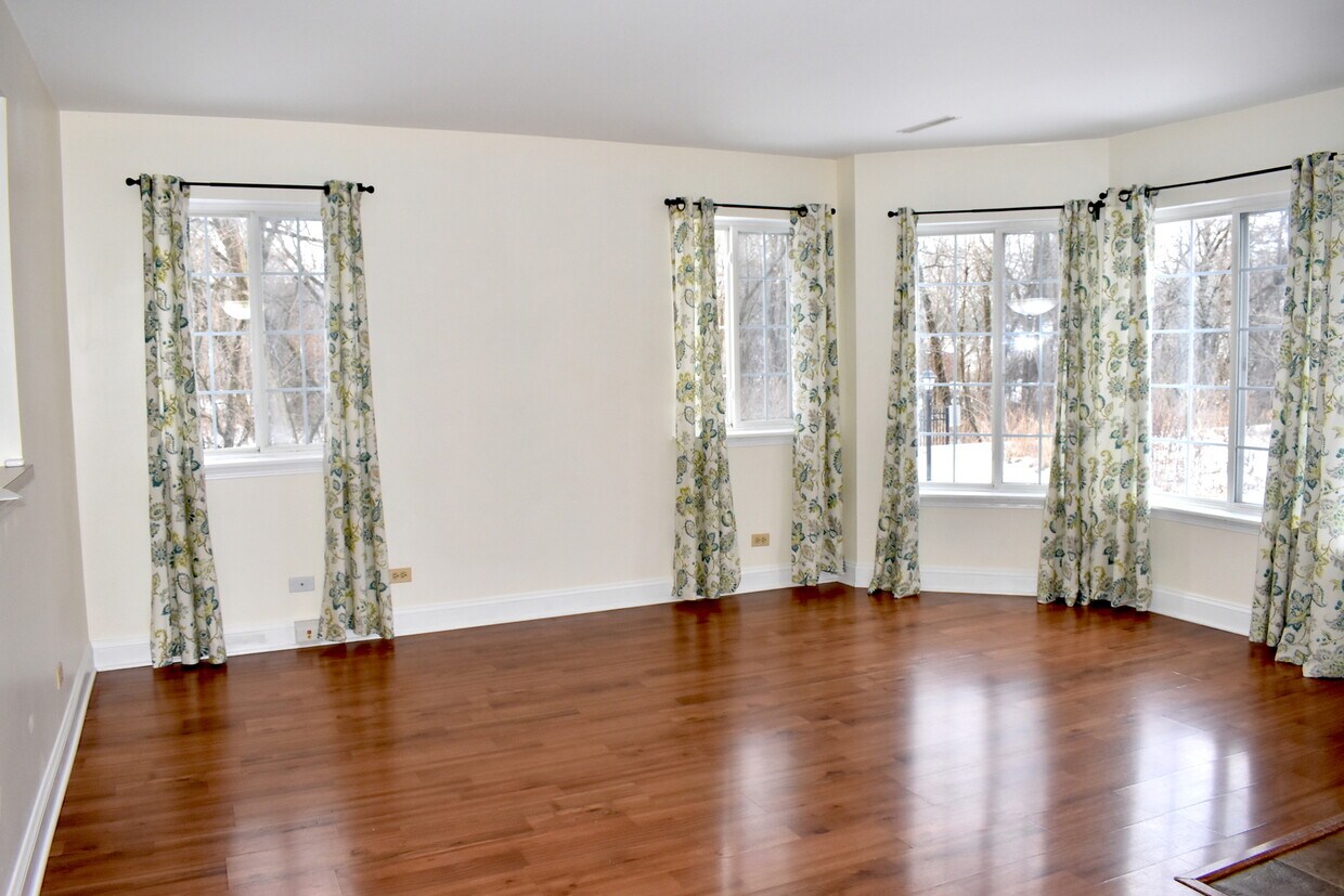 Primary Photo - 13 S Treehouse Ln