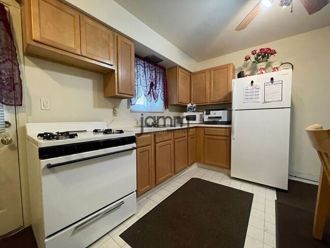 Building Photo - 6052 Glenway Dr