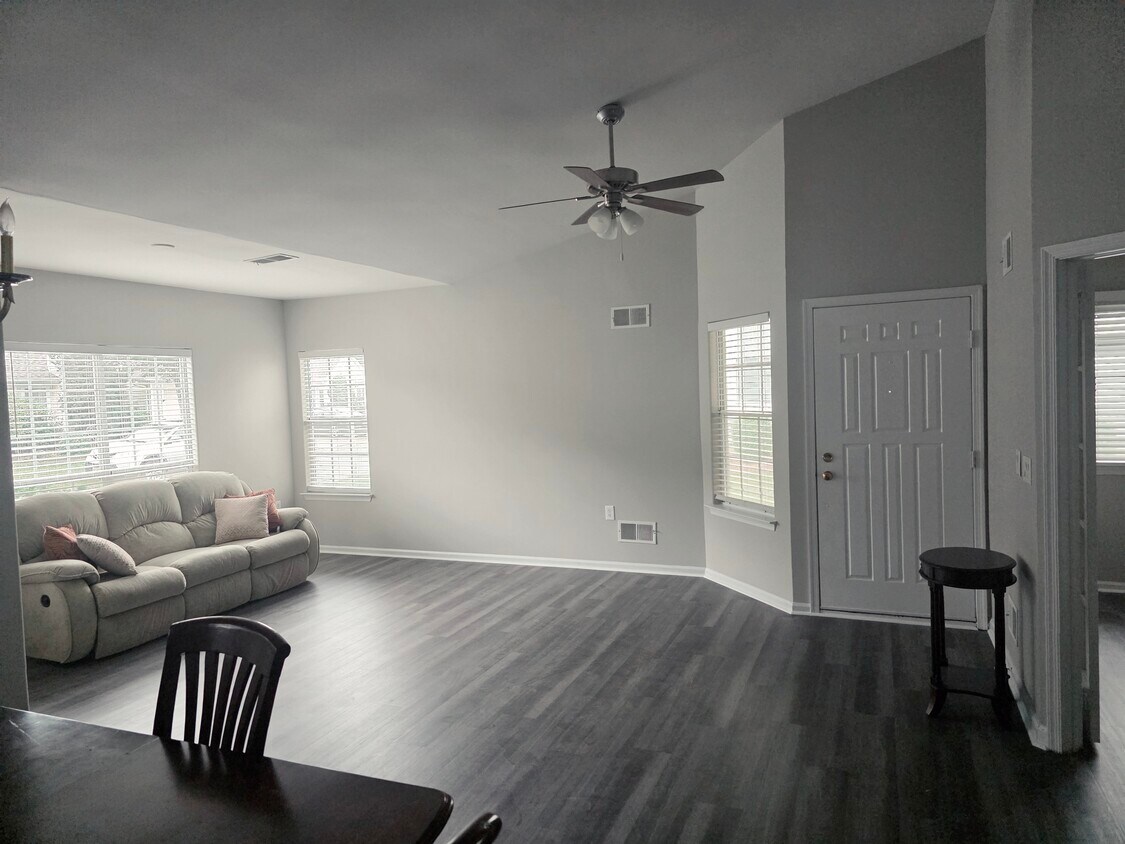Foto principal - 974 A Thornbury Ln