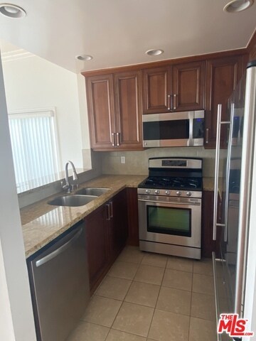Building Photo - 1415 Rexford Dr