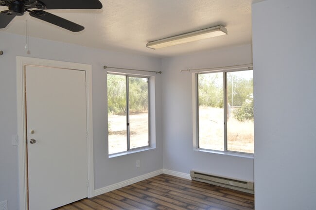 Foto del edificio - 31101 San Timoteo Canyon Rd