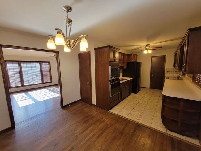 Building Photo - Large Northland Ranch