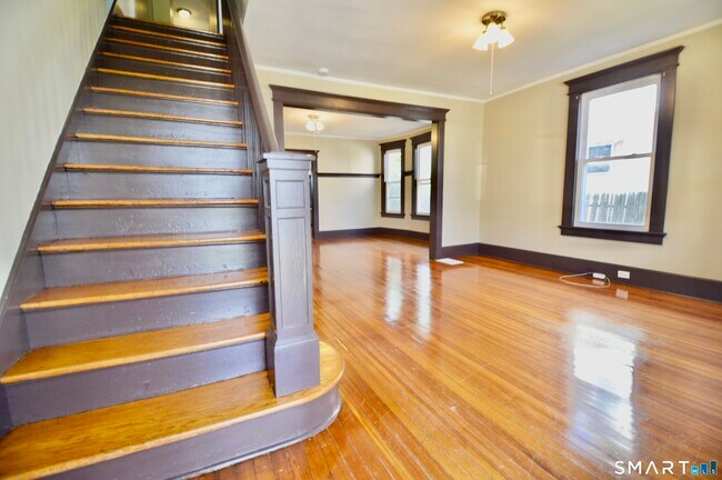 Building Photo - 48 Riverview Pl