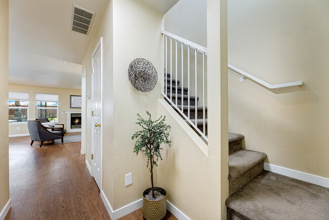 Building Photo - 3 Bed 2.5 Bath Townhome in Prime Boise Loc...