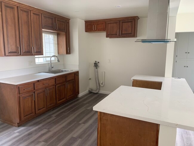 KITHCEN - 4850 Santa Ana St