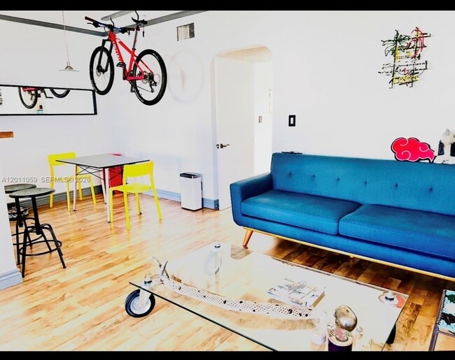 Foto del edificio - 8600 Byron Ave