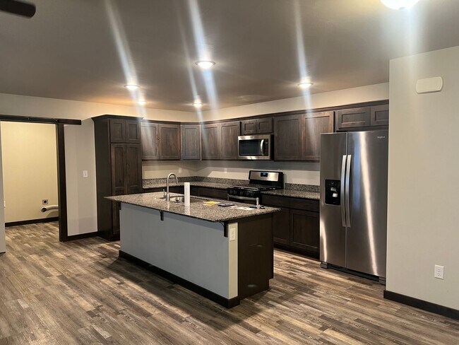 Foto del edificio - 3 Bed 2.5 Bath with double attached garage...