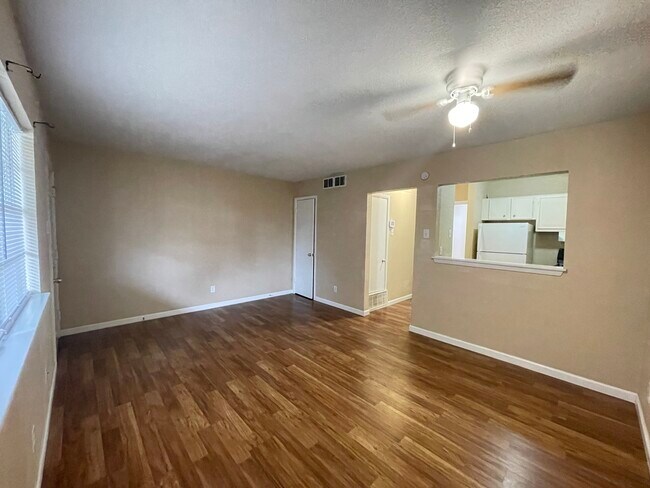 Foto del edificio - 327 E Locust St