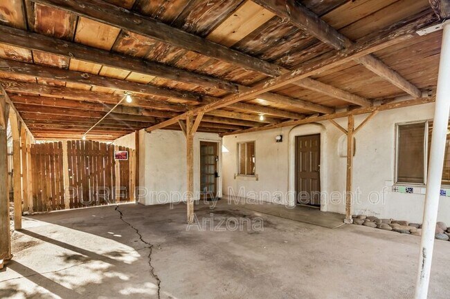 Building Photo - 920 S Farmer Ave