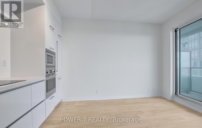 Building Photo - 2221-2221 Yonge St