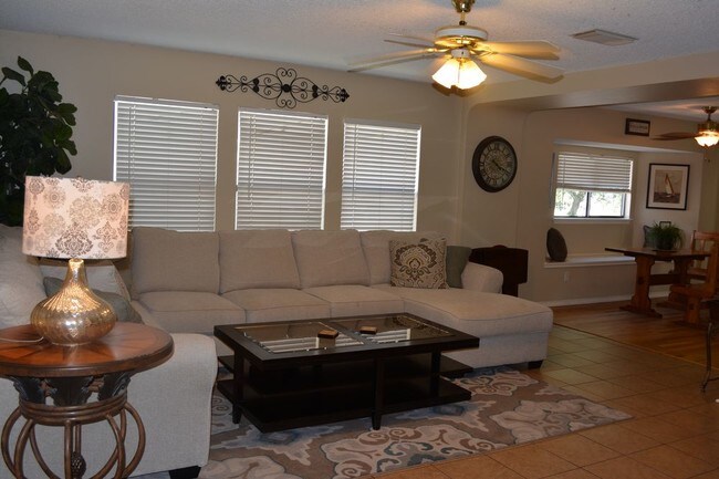 Foto del edificio - 16307 Walnut Creek Dr