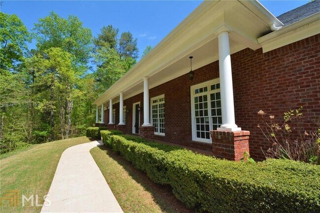 Building Photo - 3000 S Cherokee Ln