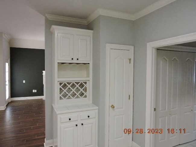 Building Photo - Desirable Greenbriar Hollow Subdivision